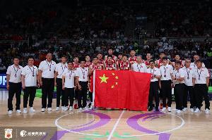 爱游戏官方平台-媒体人：以团队为先&amp;不计较个人数据 正是这支中国男篮最宝贵品质