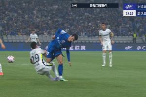 爱游戏入口站-特谢拉与郑浩乾拼抢中蹬到对手吃到黄牌，VAR介入后维持原判