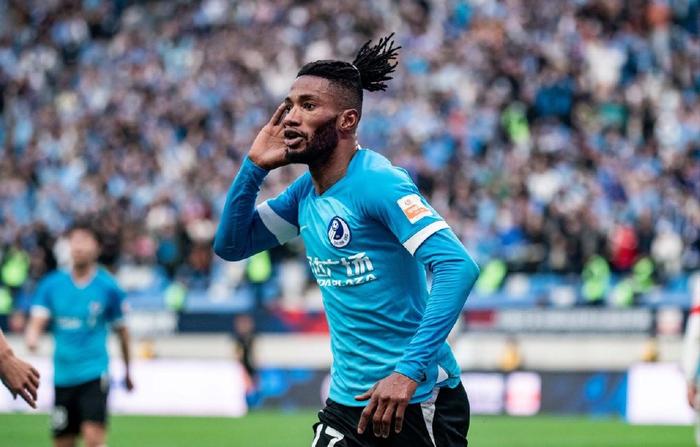 爱游戏入口站-恭喜！携手前大连人助教，曼佐基加盟港超升班马！