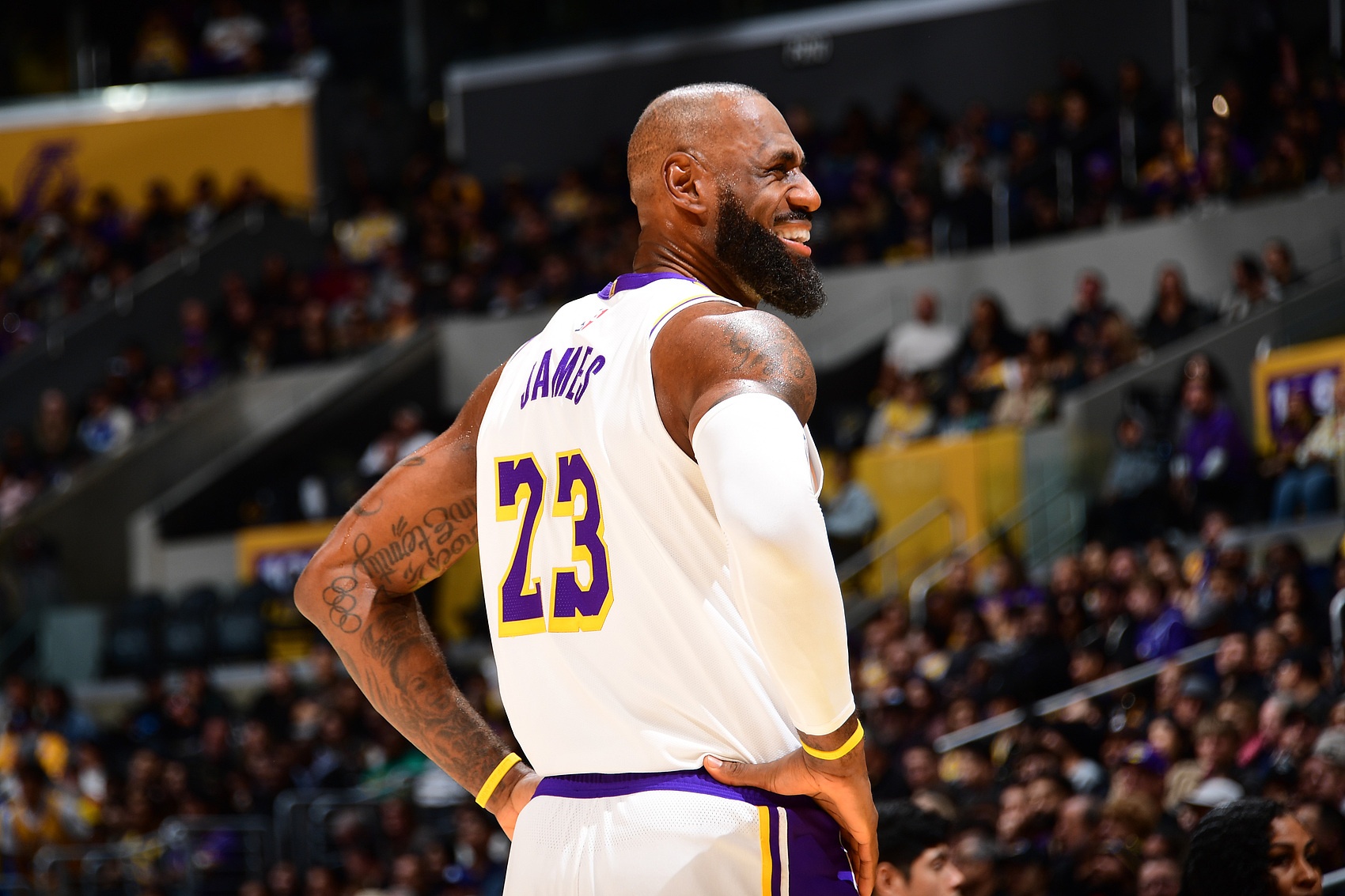 爱游戏官方平台-夸梅：只有评价詹姆斯时数据才有用 但他的数据都是垃圾时间刷的