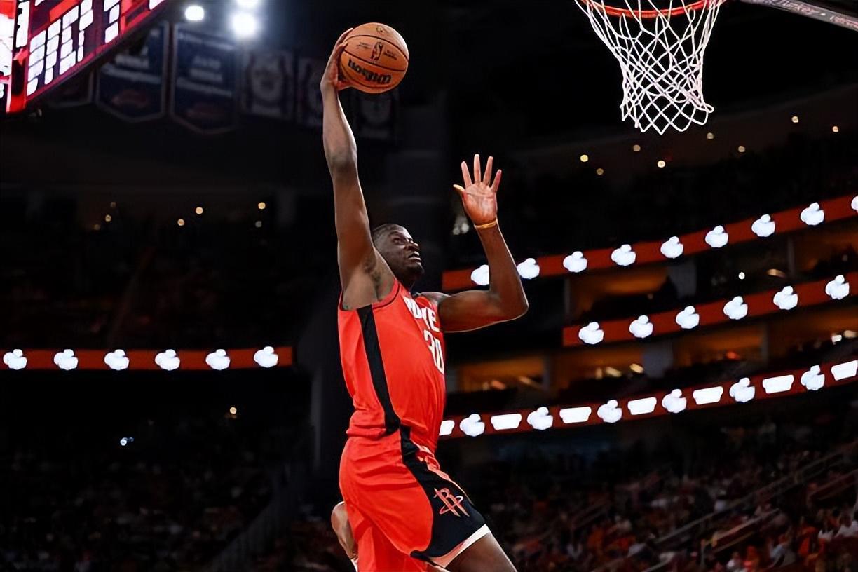 爱游戏数据中心-下半场直接被摁在了板凳席上，火箭对于内线老将的信任度依然有限